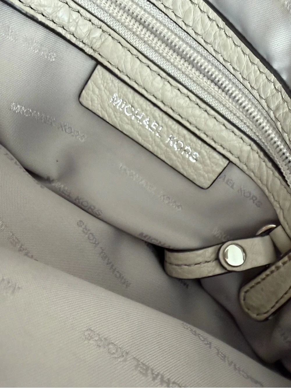 🤍 Michael Kors Crossbody Bag – Light Gray / Cream